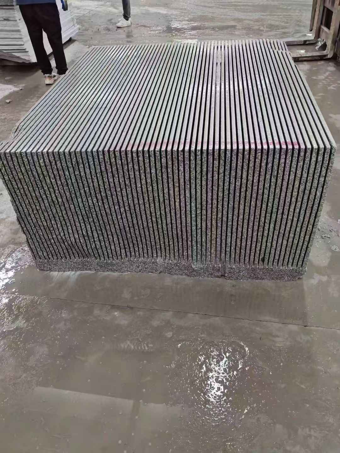 普洱芝麻白毛板荒料切割