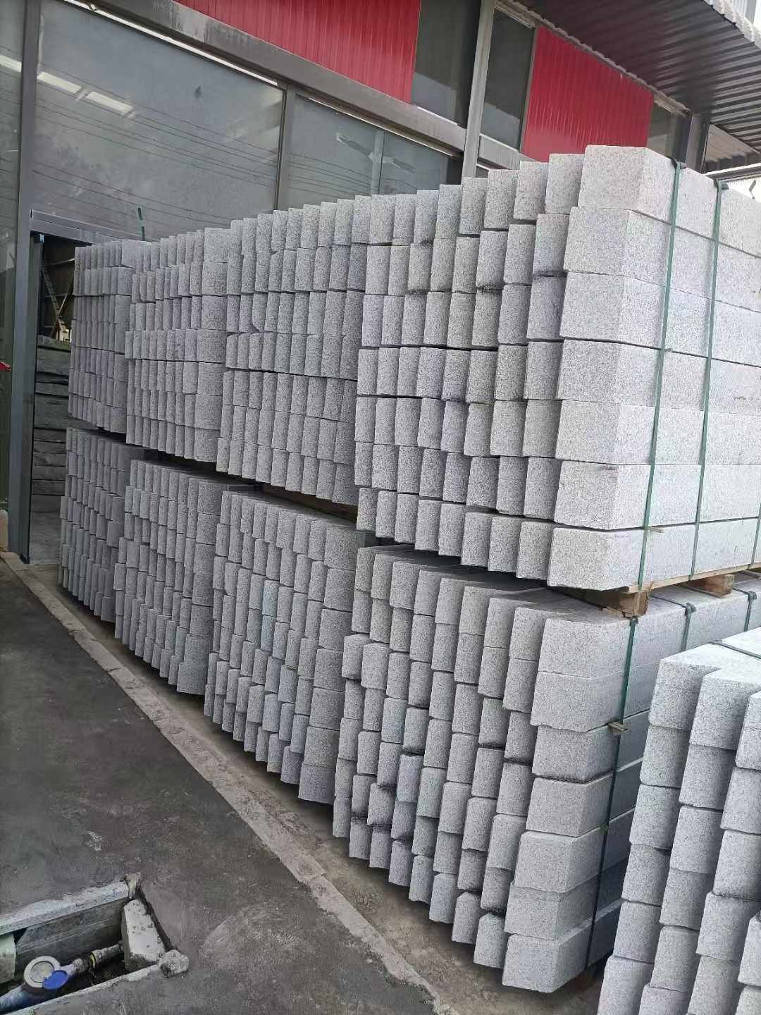普洱芝麻白树围石 树池