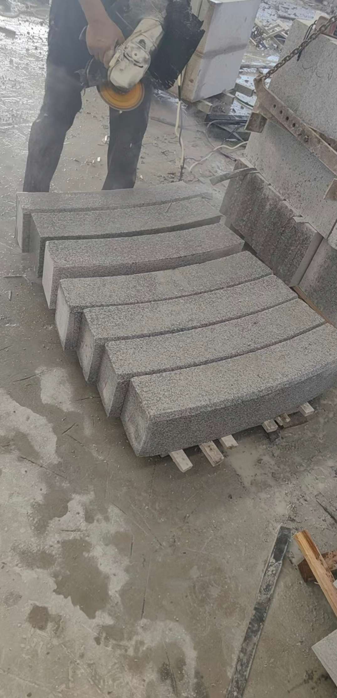 普洱芝麻白弧形路牙石